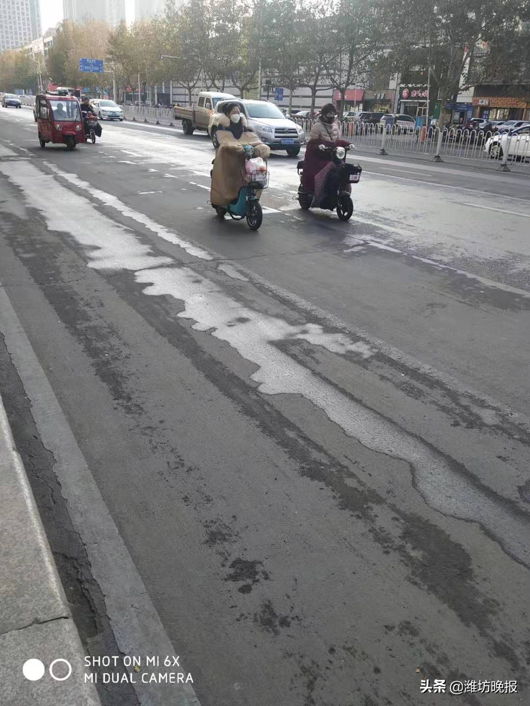 电动车穿挡风被安全吗,潍坊骑电动车必须戴头盔