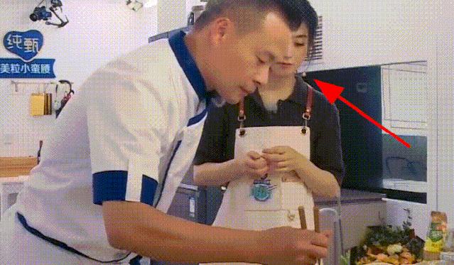 赵丽颖《中餐厅》备菜时舔手指,做菜直接上手,坏习惯太难改