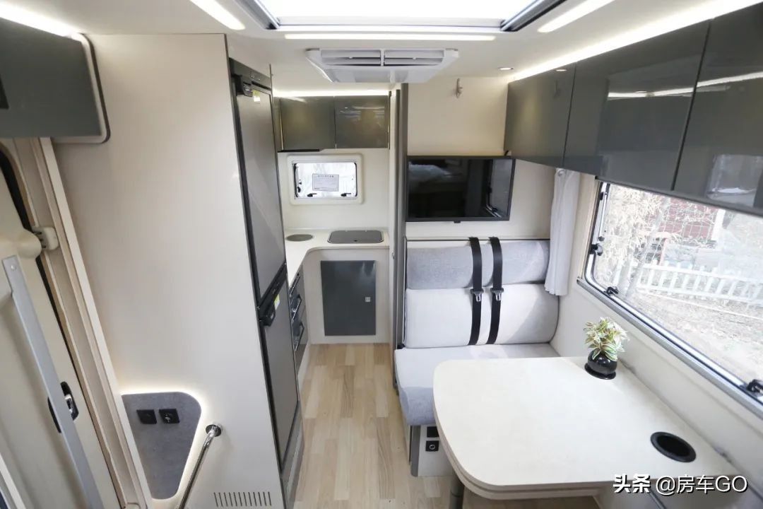 2.0t自动挡四驱越野房车13万左右,2.0t发动机8at轻卡房车