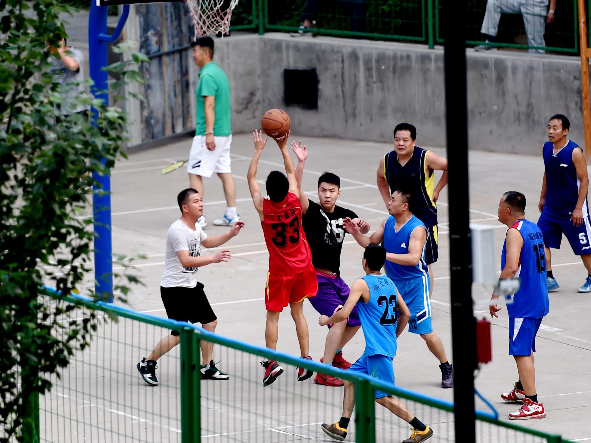 广场舞大妈把警察团围住,警察劝广场舞大妈