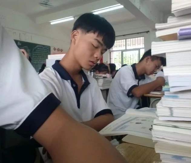 上课老是打瞌睡怎么解决,上课老犯困怎么样才能快速清醒