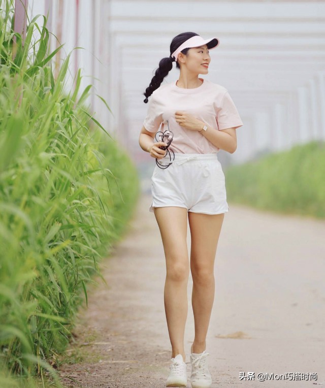 微胖女孩该穿什么样的衣服才好看,微胖女生穿什么风格的衣服最好看