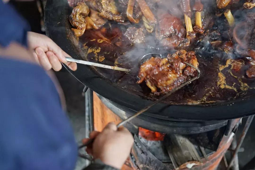 炕锅羊肉面最正宗做法,柴火灶大铁锅炖羊肉