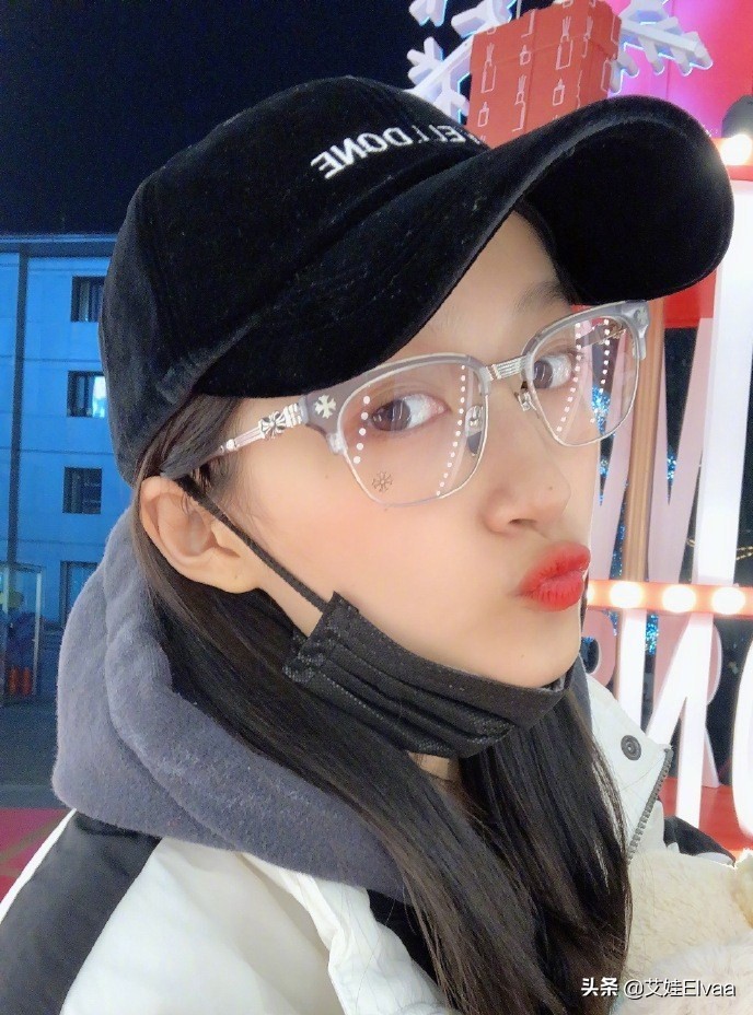 关晓彤鹿晗情侣装灰色笑脸,鹿晗关晓彤北面情侣装