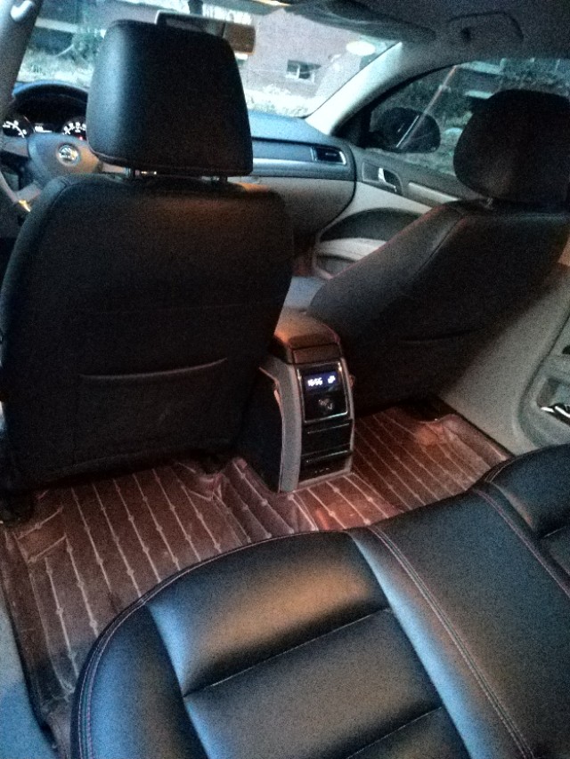 远看是黑色近看是绿色的车,远看是车近看是车