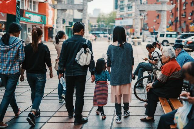 儿媳，你过生日我送件新衣服给你咋了妈，我不要，扔了吧