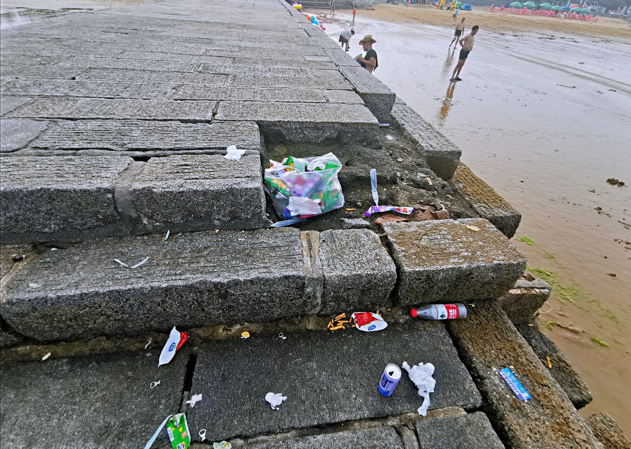 曝光!电缆裸露,垃圾遍地,无救护队,青岛这个野浴场你还敢去吗?