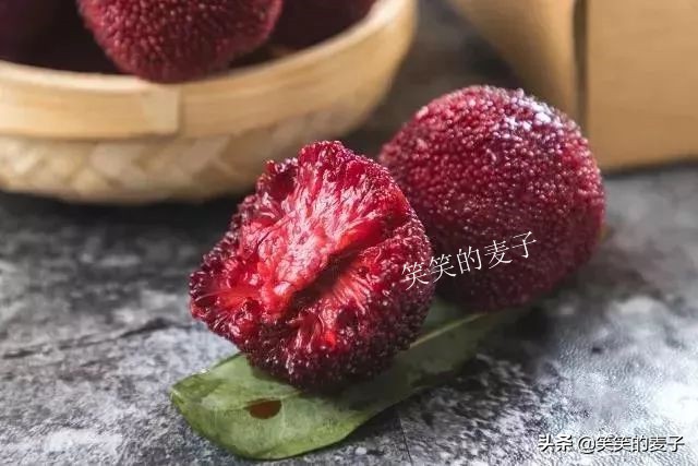 洗杨梅的时候在水里加一勺盐,怎样才能让杨梅没有那么多虫子飞