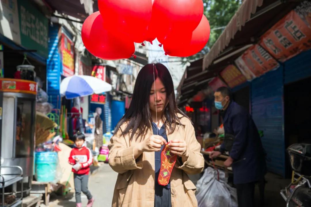 向对面出租屋射了一箭:80后妈妈王莹在城中村的实验艺术