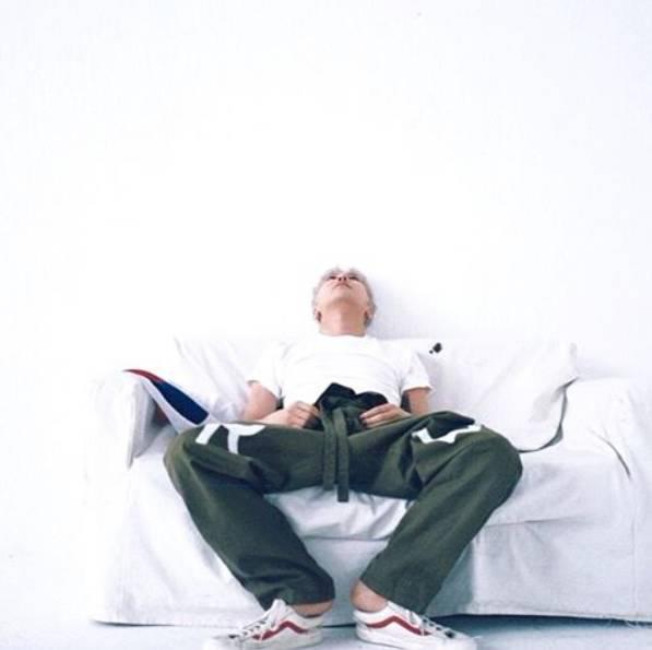 复古电动车权志龙,权志龙同款vans深蓝怎么搭配