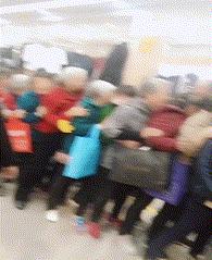 搞笑gif趣图看新娘表情,真好笑gif动图