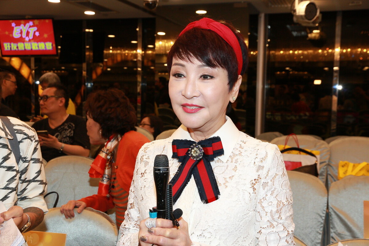 狄波拉潇洒情史，为谢贤甩美国富豪，离婚后嫁小11岁男人收获爱情