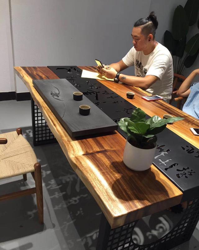 暗访东莞天价大板生产基地，原料全是称斤烂木头，富豪还排队来买