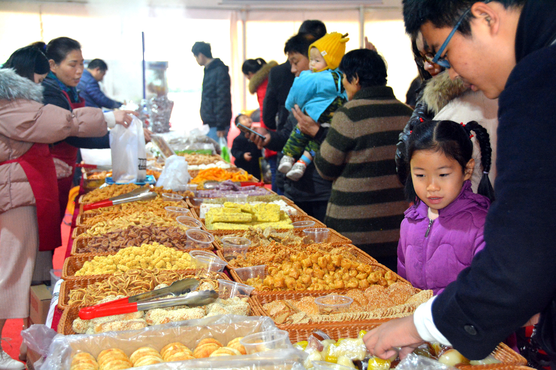 大批武汉市民汉口北体验万种品牌团购，抢特惠品牌服装、品美食