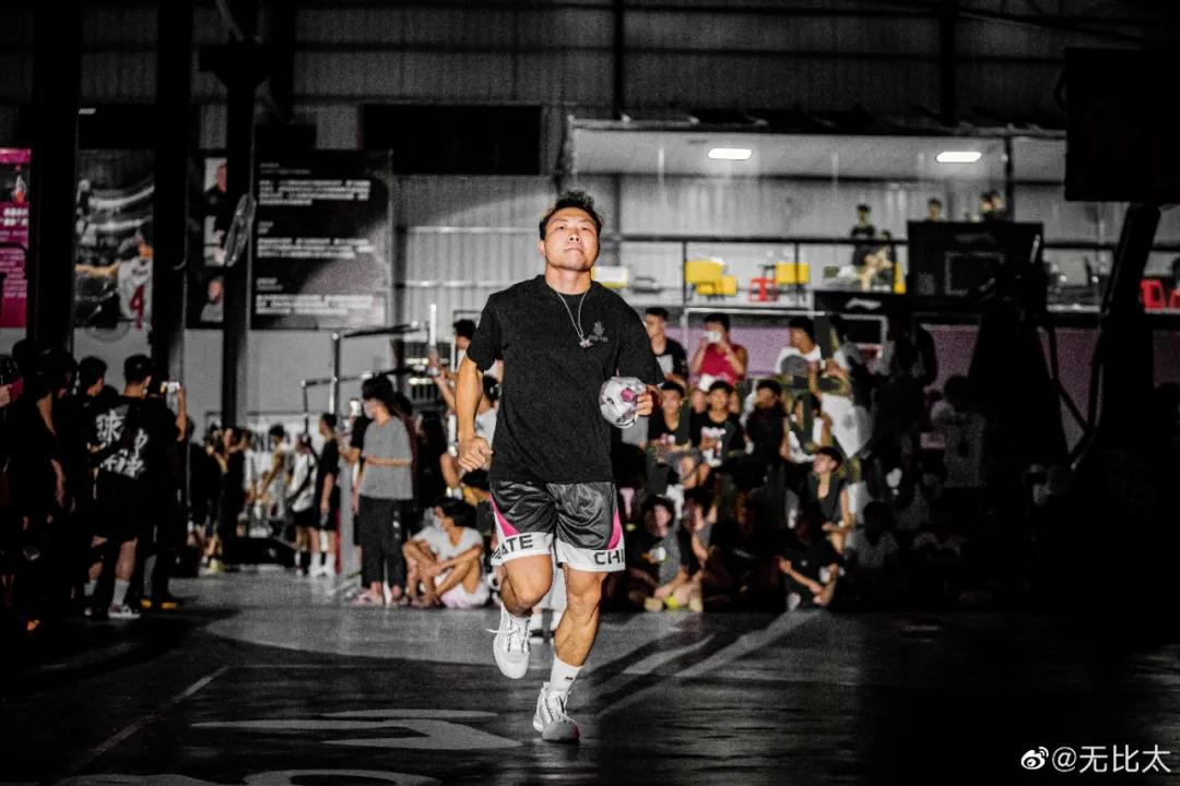 kiwi巅峰扣篮,一身肌肉打篮球