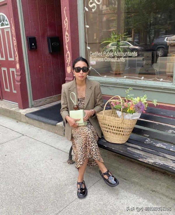 入春怎么穿?回头率最高的穿搭参考:“长裙+外套”,气质又高级