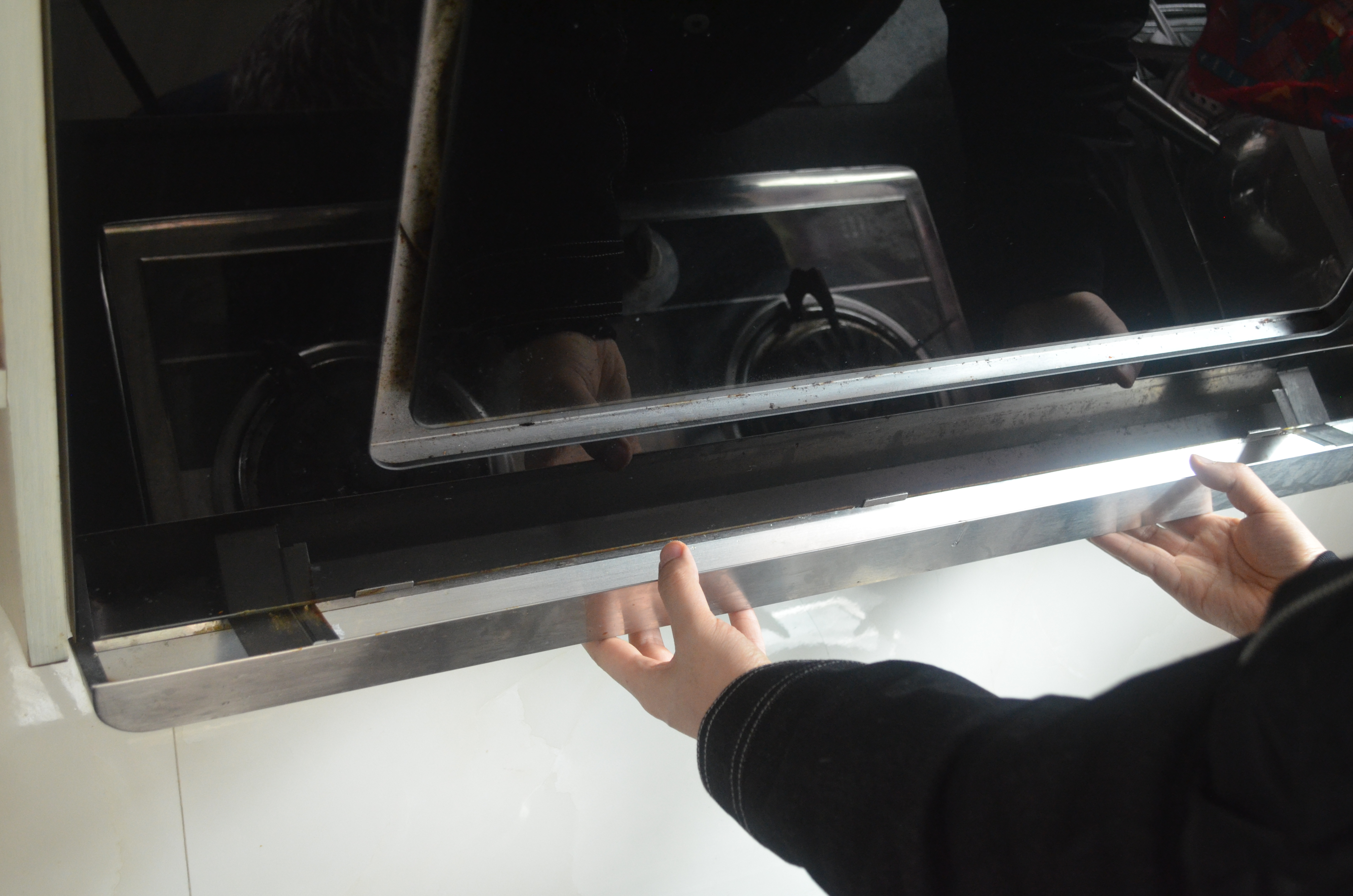 清洁油烟机油槽油渍小妙招,油烟机油盒的油怎么清理快