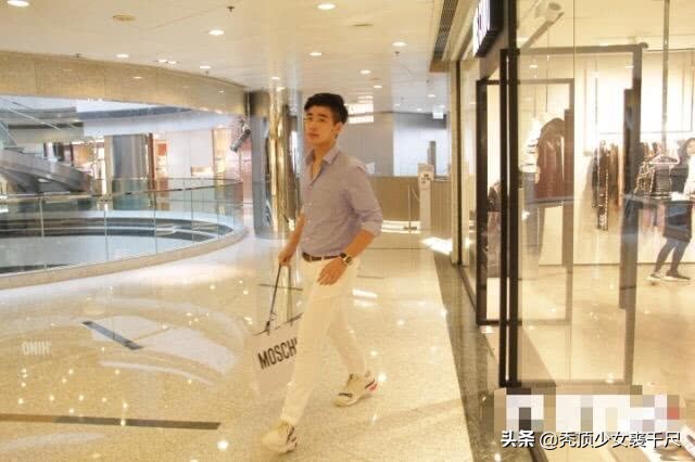 赌王女儿何超琼和一个女闺蜜逛街,何超盈与赌王女儿对视