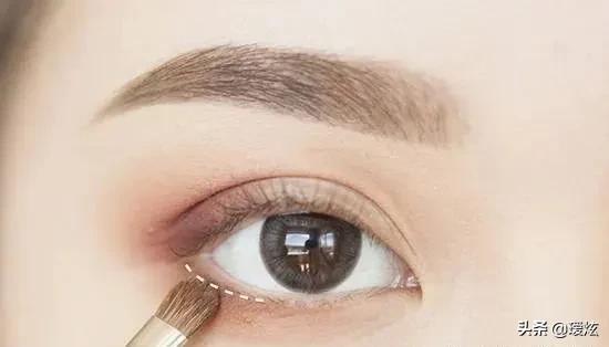 眼影刷取粉的正确方法,眼影刷如何去色