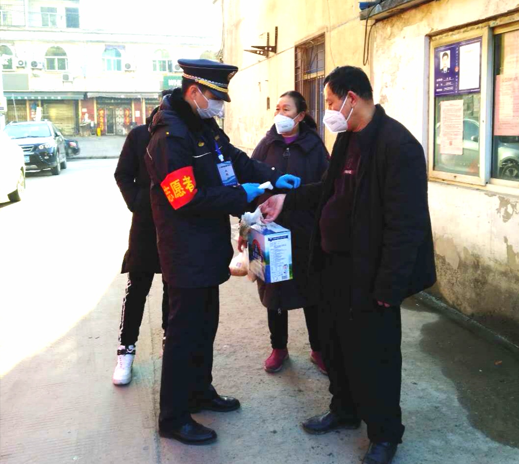 抗击疫情00后志愿者的青春担当,致敬日夜为抗击疫情坚守的城管人