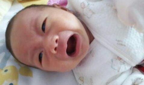 老人让新生婴儿吃奶,老人让宝宝吸自己的奶有什么危害