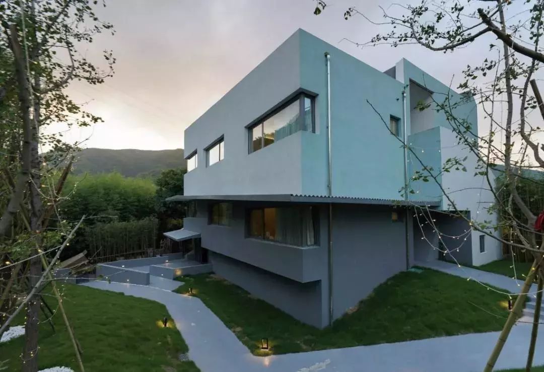 重回校园体验大学生,重回校园操场体验青春活力