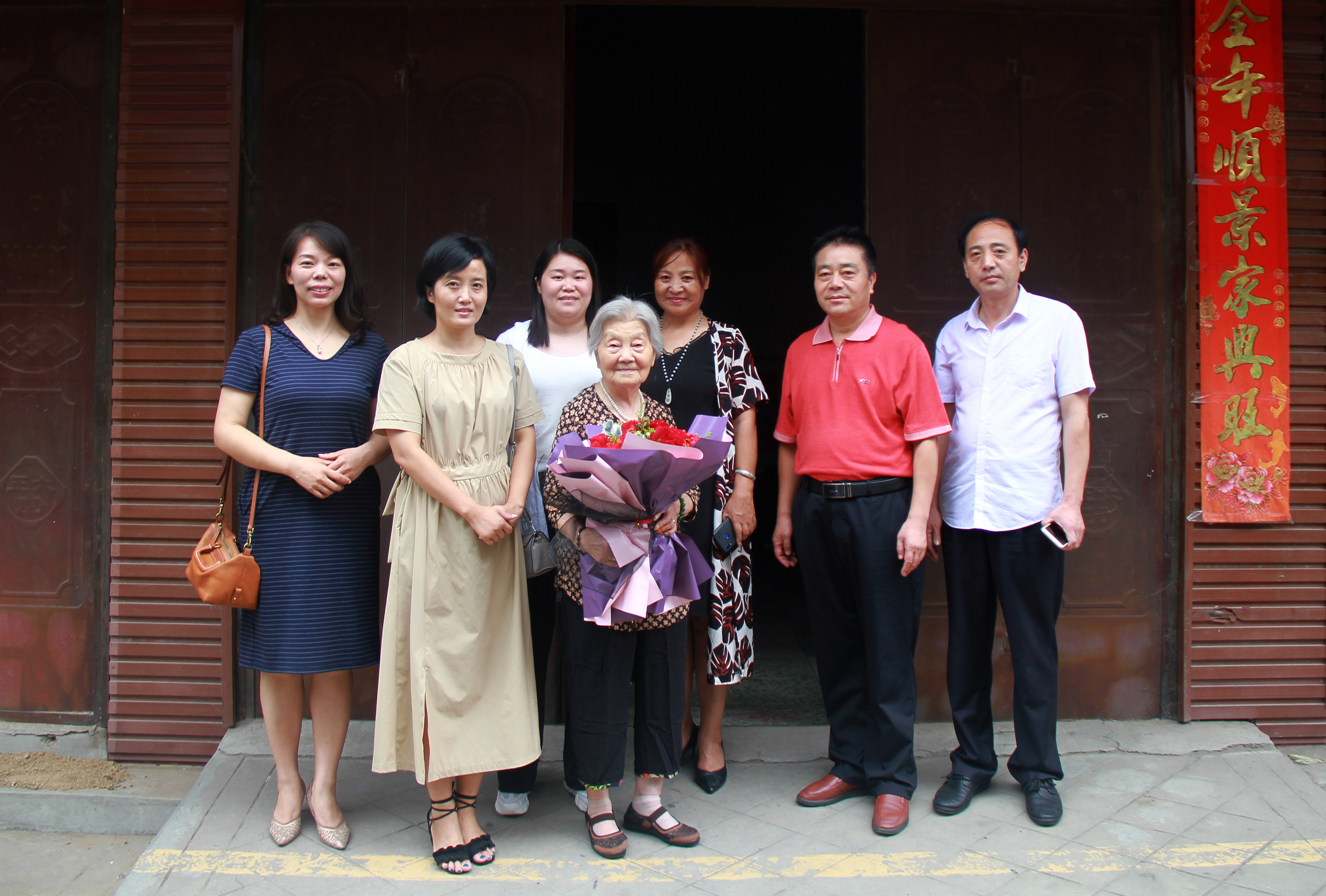 桃李不言下自成蹊感恩老师,学校热烈庆祝第37个教师节简报