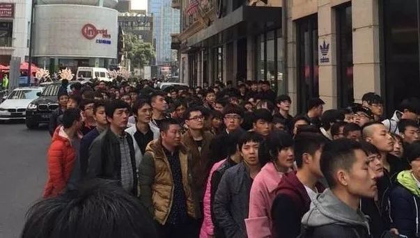 这双丑鞋一年赚40亿,这双丑鞋一年狂赚40亿