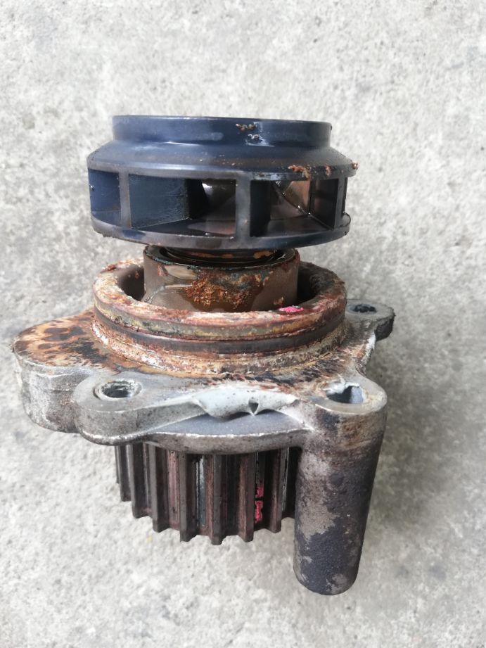 汽车水箱轻微渗水可以补吗,汽车水箱堵漏剂对发动机有影响吗