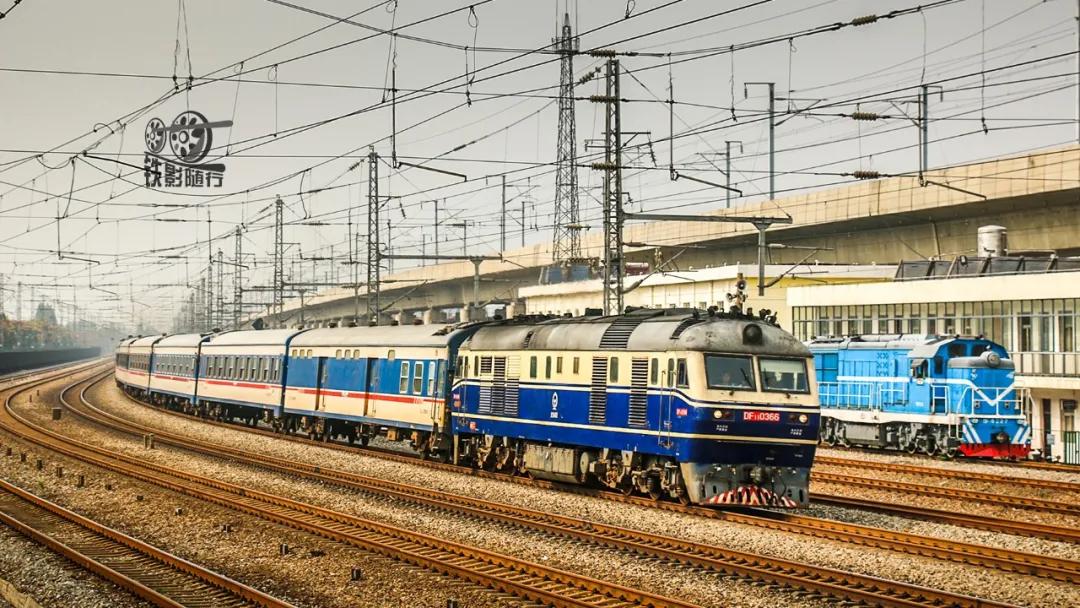 铁影车,东风11型内燃机车照片