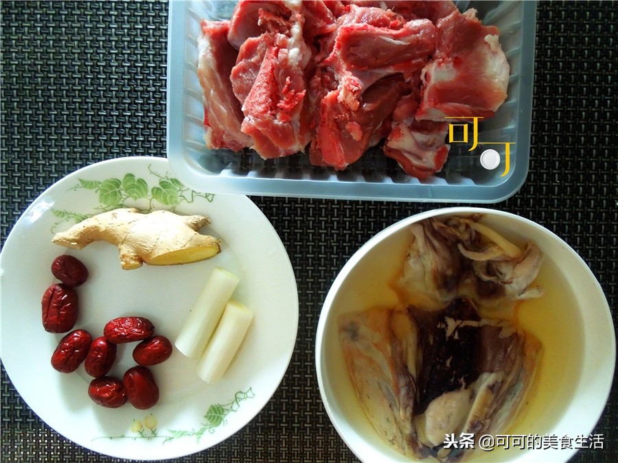 排骨汤加香菇和红萝卜,排骨汤加鱿鱼干