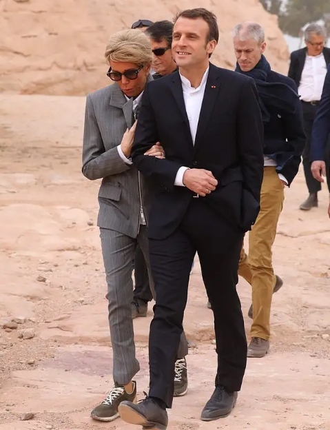 布丽吉特久违亮相,法国总统马克龙和妻子布丽吉特