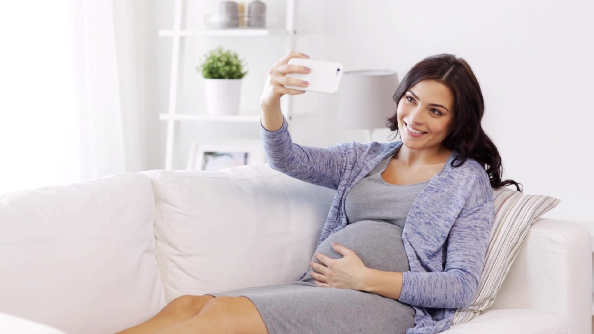 胎儿一般都在预产期之前出生,产科医生胎儿窘迫提前出生