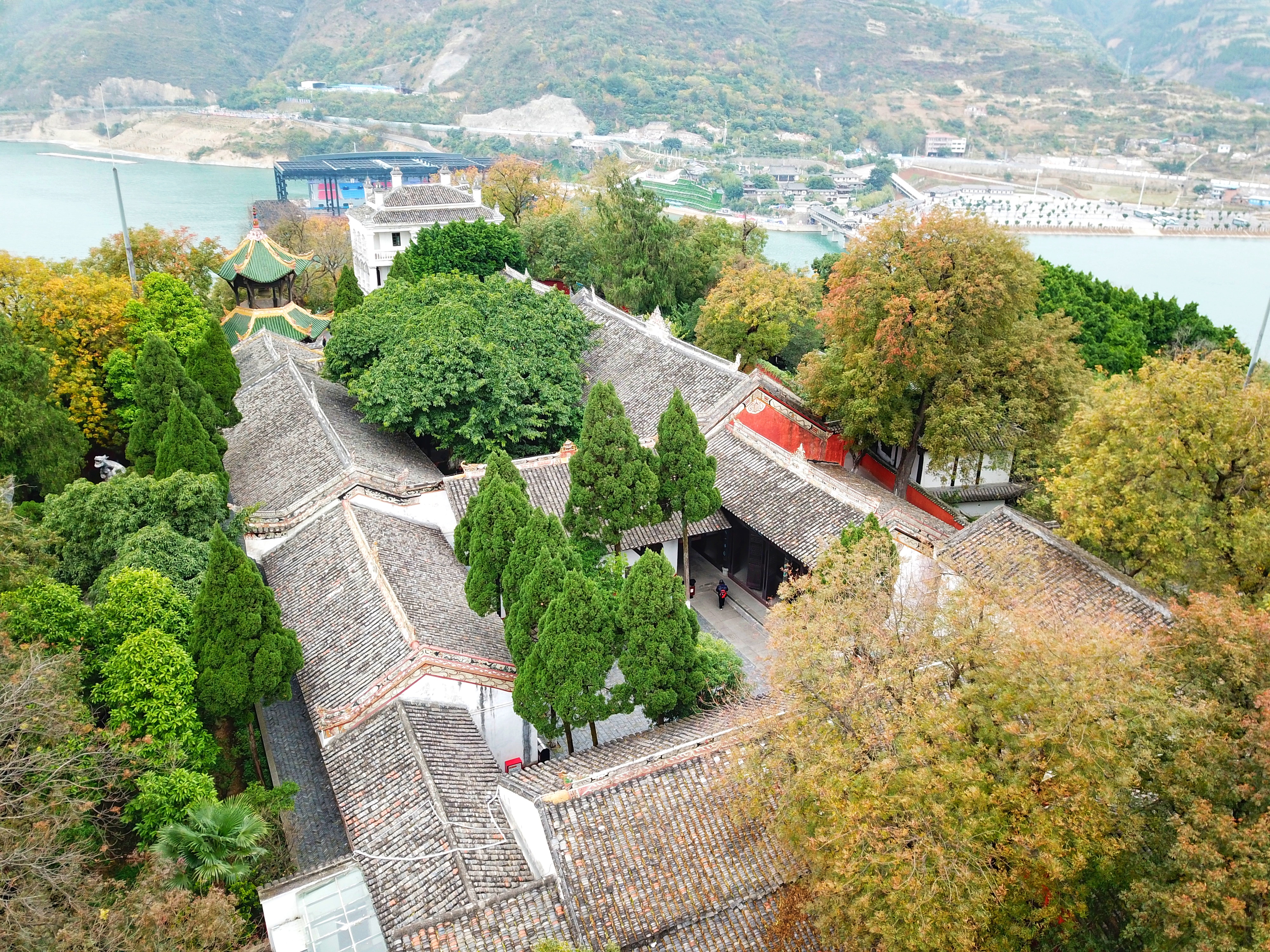 白帝城位于长江中的一个小岛上吗,白帝城为何是个岛