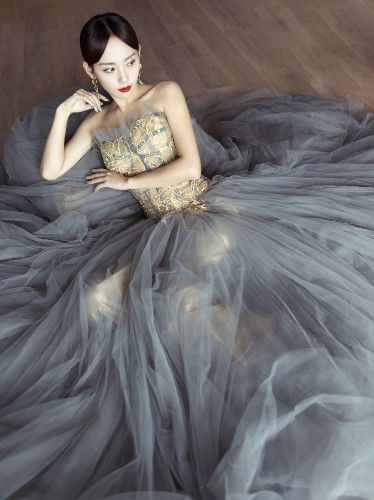 张嘉倪蓝色抹胸礼服,张嘉倪穿微透长裙