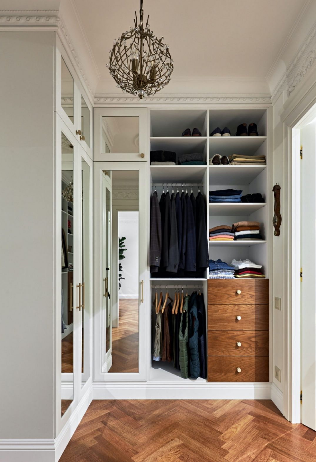 水晶灯具搭配现代简约家具,房间轻奢水晶灯