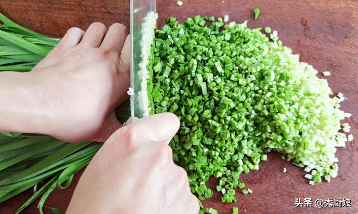 包韭菜馅饺子不出水的小窍门,包韭菜肉馅饺子记住3放2不放