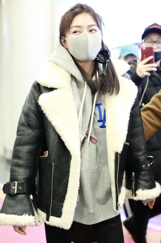 秦岚闪耀的她穿搭翻领毛衣,秦岚黑色羊羔毛