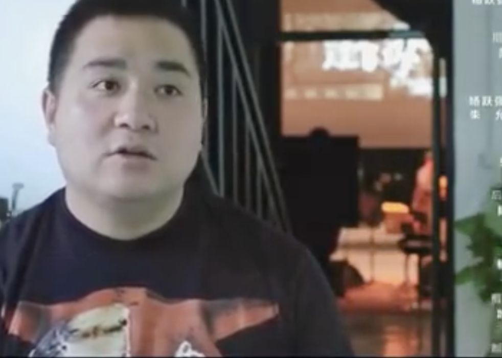 不是自己的脸就随便化！易烊千玺给自己化妆很细致，给胖虎就不同