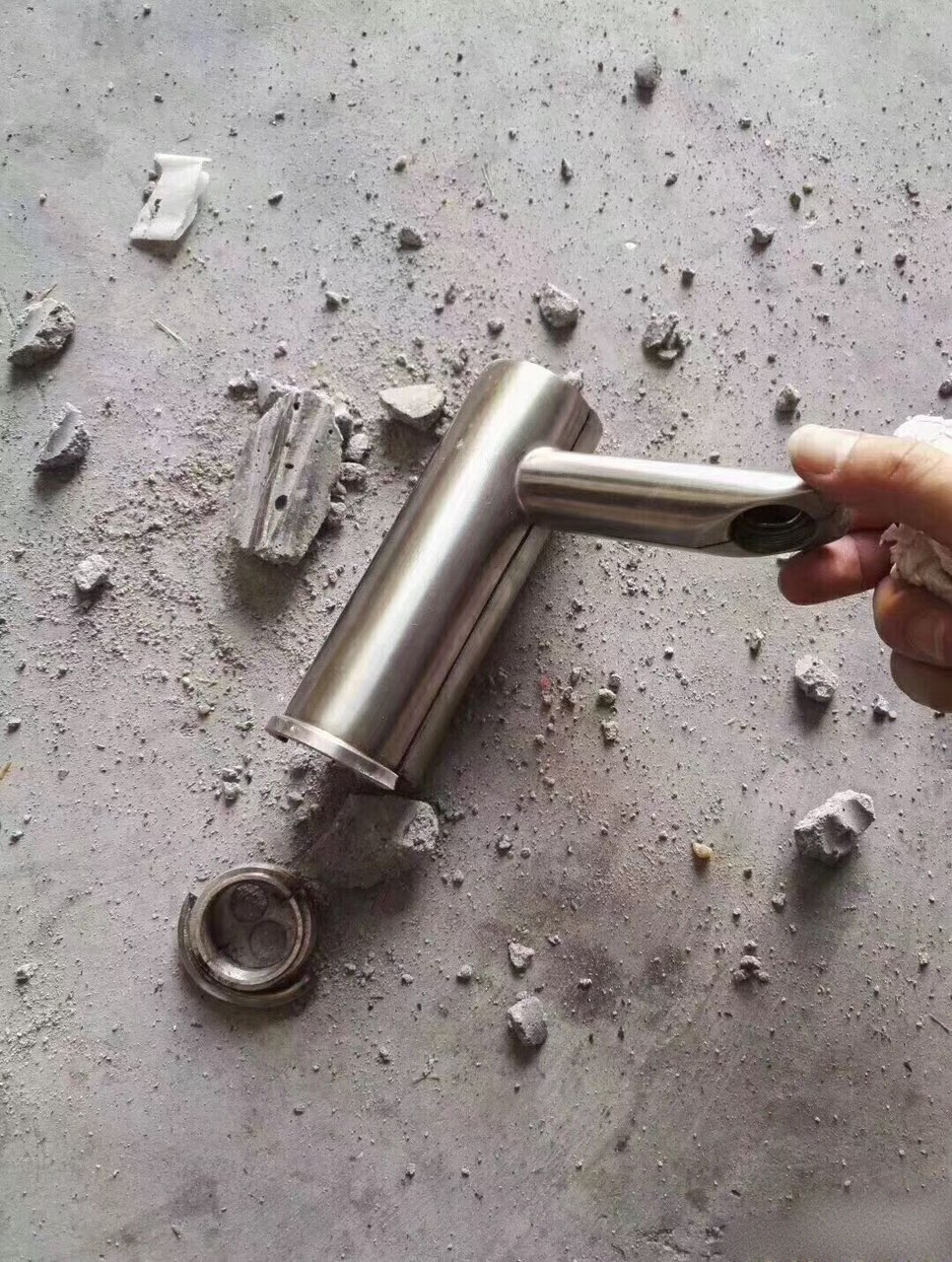 花200买个水龙头，砸开一看都是水泥，商家却说不识货！越重越好