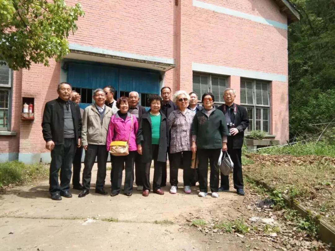 老知青50年后再聚首感叹今昔巨变,五十年后再聚首白发知青永恒情谊
