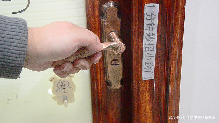 室内门被反锁怎么开锁最简单,门被反锁了从外面还没有钥匙孔