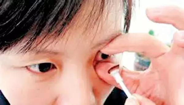 不会戴隐形眼镜可以找谁帮忙,新手戴隐形眼镜的方法简单方便