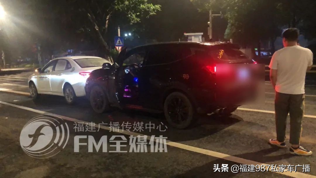 一女子骑共享单车被大卡车撞,开共享汽车被撞了