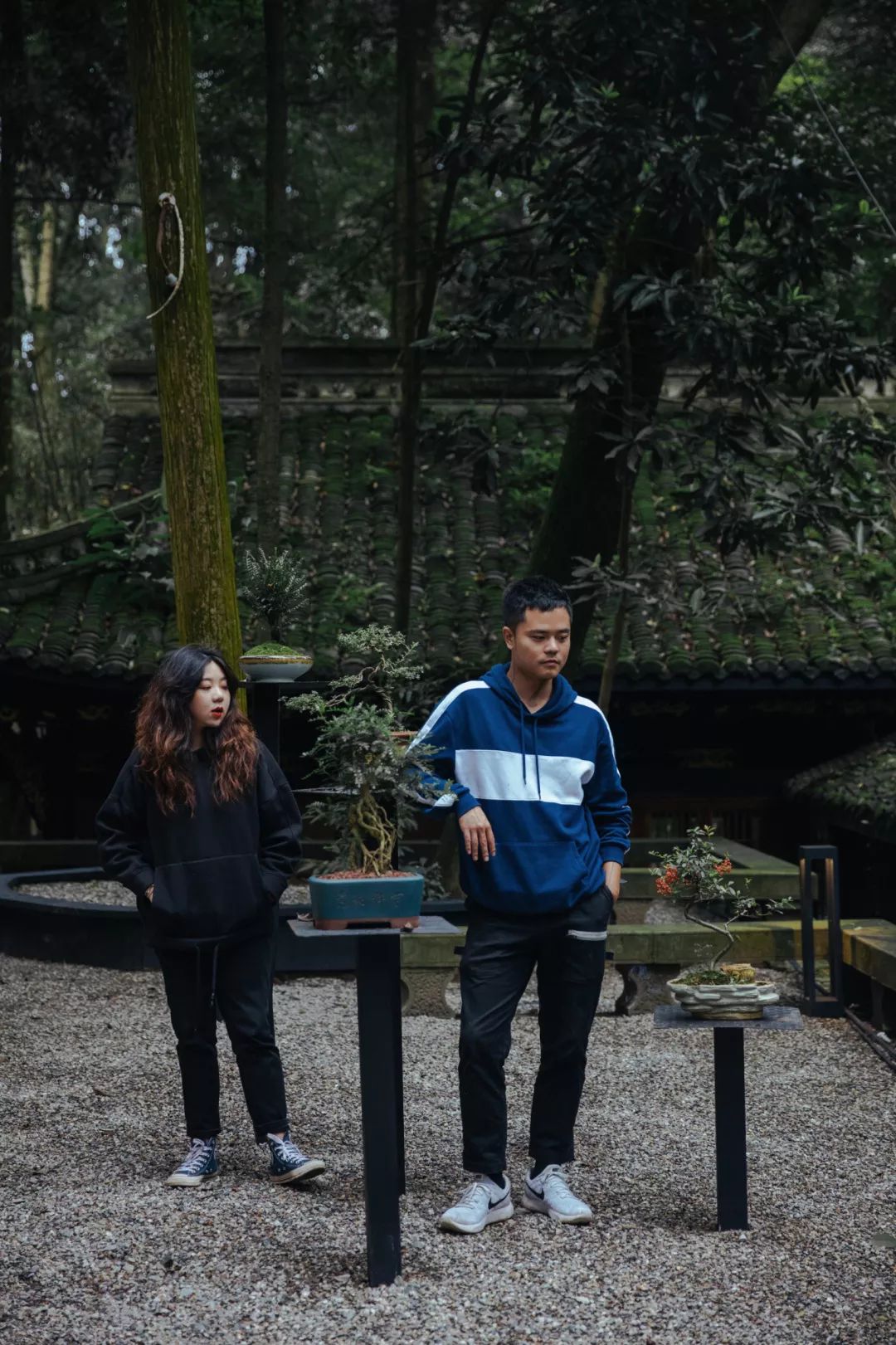 一家开在闹市里的茶馆,一家开在寺庙内的咖啡店