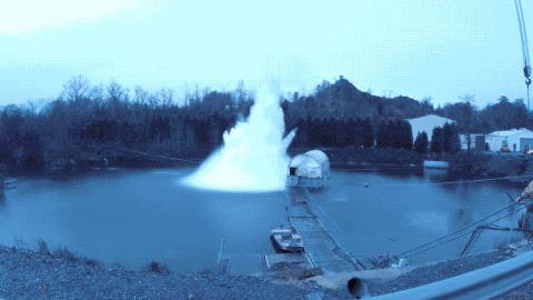 站在最高点的美*用军**什么笔记本电脑？吃鸡香不？