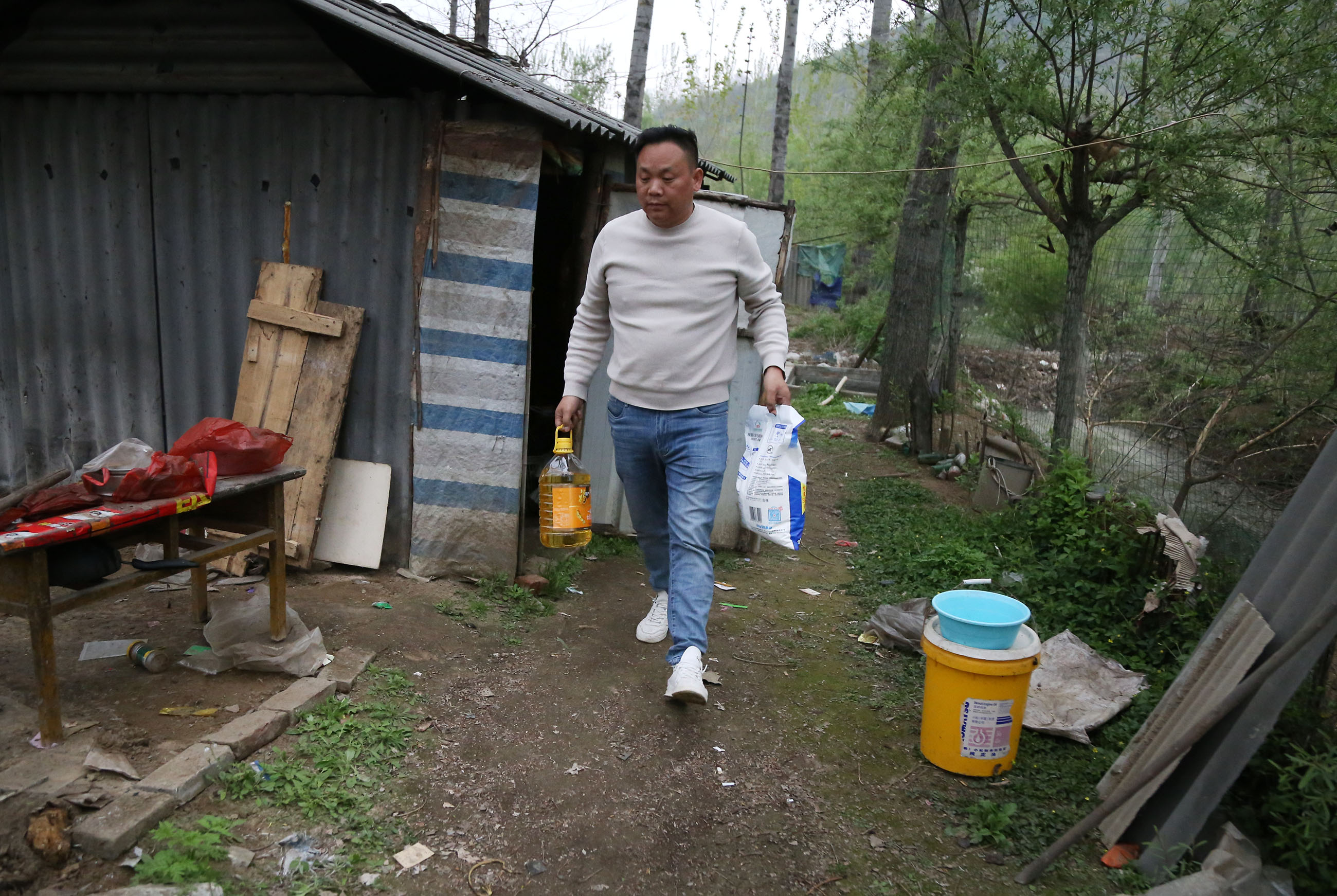 儿子去世后欠下12万外债，7旬夫妇隐居荒岛创业，8年还清欠款