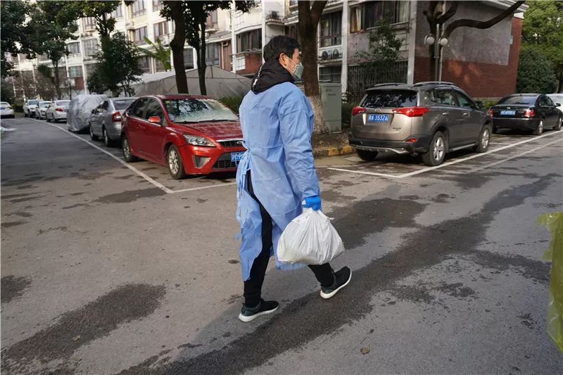 让“超长待机”一线人员休息“充电”，嘉定3000多名干部周末到基层抗疫一线