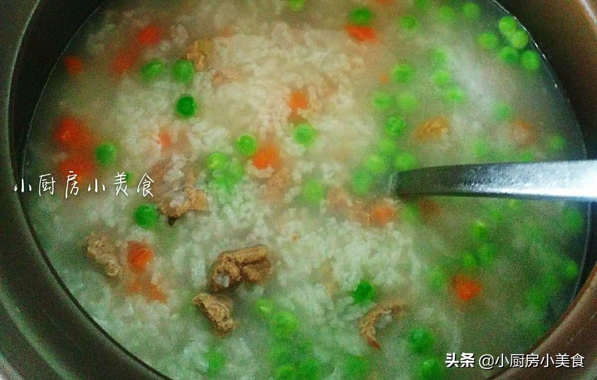 鸭子皮厚脂肪多，做粥之前简单处理一下，再下锅煮粥就不会油腻了