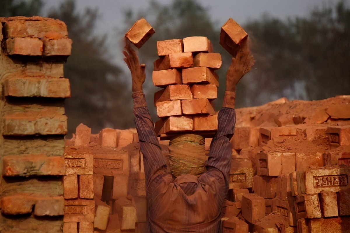 27岁没车没房工资只够养活自己,27岁无房无车无存款的出路在哪里